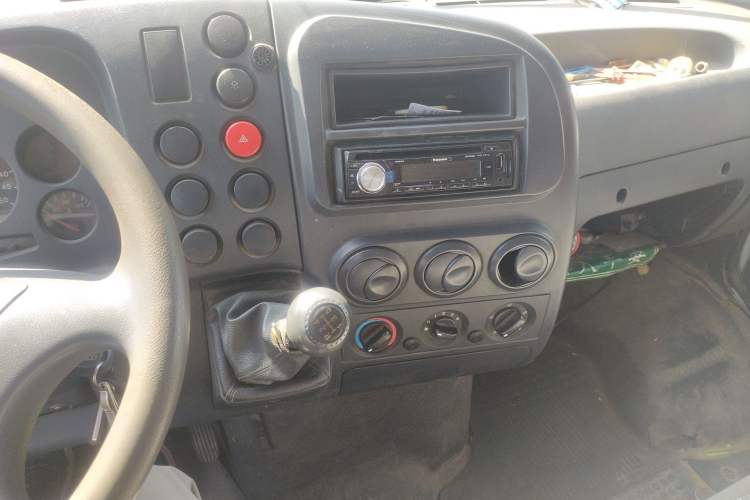 Used Iveco Turin 2009 2.5T-A32 Base Version Audio And AC Panel