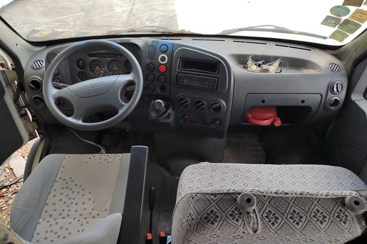 Used Iveco Turin 2009 2.8T-V42 Base Version Center Console