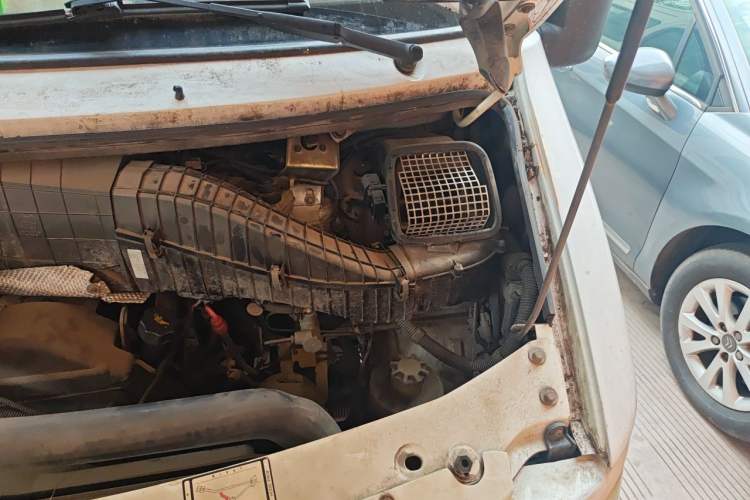 Used Iveco Turin 2009 2.5T-A32 Base Version Engine Bay Left