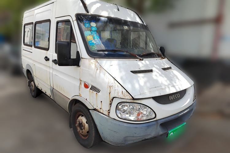 Used Iveco Turin 2009 2.8T-V42 Base Version Front Right 45 Deg