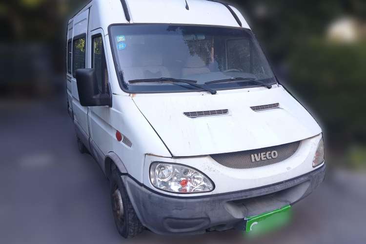 Used Iveco Turin 2009 2.5T-A32 Base Version Front Right 45 Deg