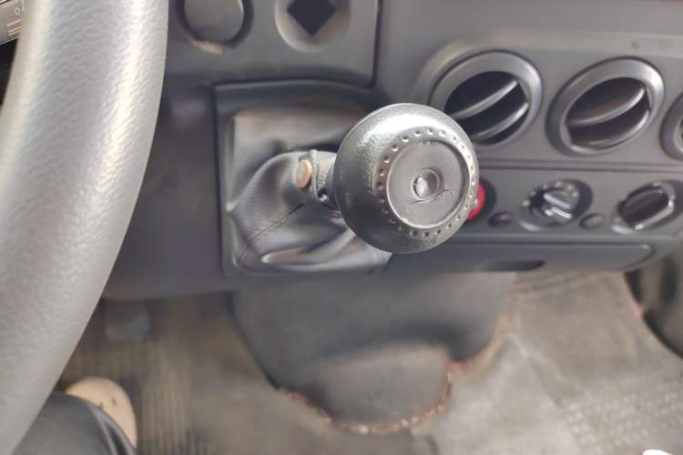 Used Iveco Turin 2009 2.8T-V42 Base Version Gear Lever