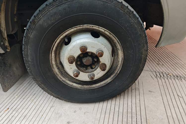 Used Iveco Turin 2009 2.5T-A32 Base Version Right Front Wheel Hub