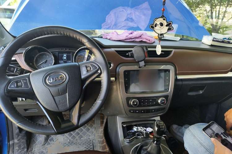 Used JAC 2019 2.0T Gasoline 4x4 Prestige Version Standard Double Cabin HFC4GA3-4D Center Console