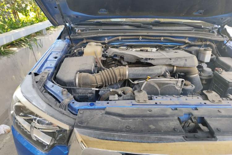 Used JAC 2019 2.0T Gasoline 4x4 Prestige Version Standard Double Cabin HFC4GA3-4D Engine Bay Right