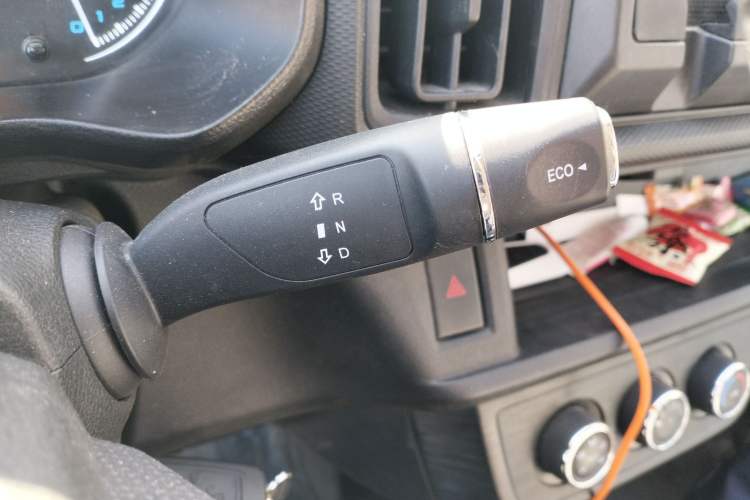 Used JAC Group Blue Cat 2025 Chongqing Innovision 50.38kWh Passenger Version 6 Seats Gear Lever