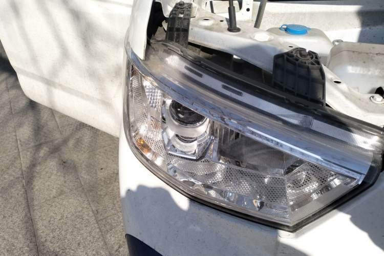 Used JAC Group Blue Cat 2025 Chongqing Innovision 50.38kWh Passenger Version 6 Seats Right Front Headlight