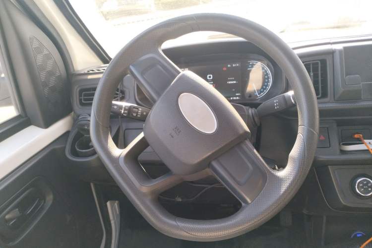 Used JAC Group Blue Cat 2025 Chongqing Innovision 50.38kWh Passenger Version 6 Seats Steering Wheel