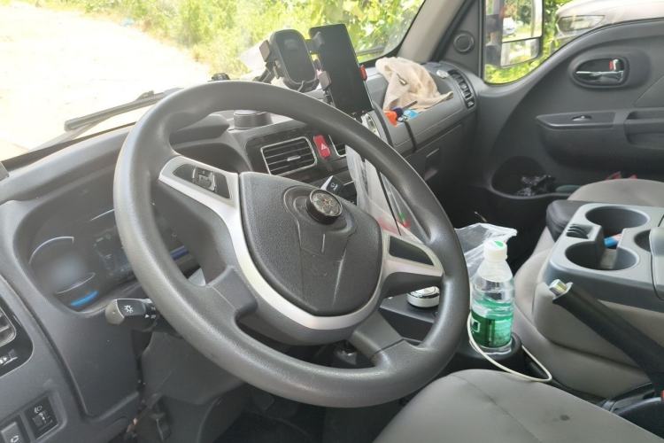 Used JAC Group EX6 2024 64 kWh Van Center Console