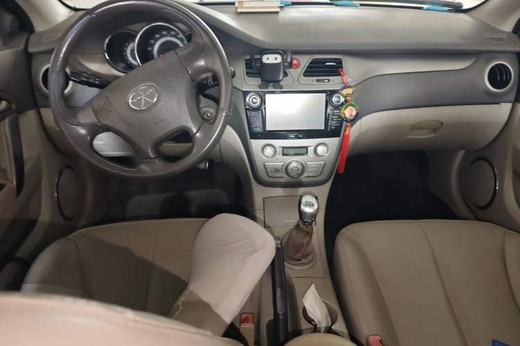 Used JAC Group Heyue 2011 1.8L Manual Luxury Business Model Center Console
