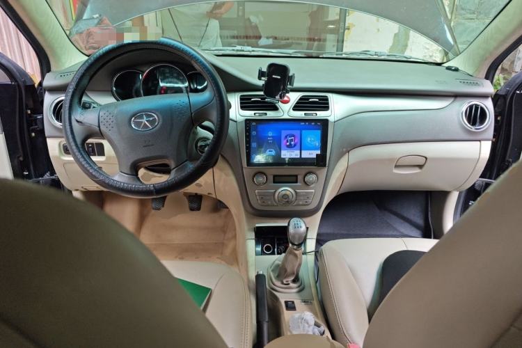 Used JAC Group Heyue 2011 1.5L Manual Luxury Edition Center Console