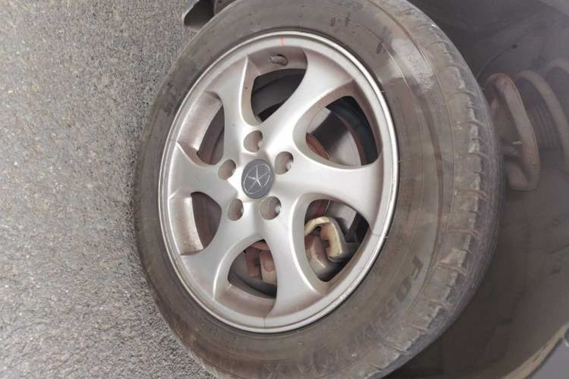 Used JAC Group Heyue 2011 1.5L Manual Luxury Edition Right Front Wheel Hub