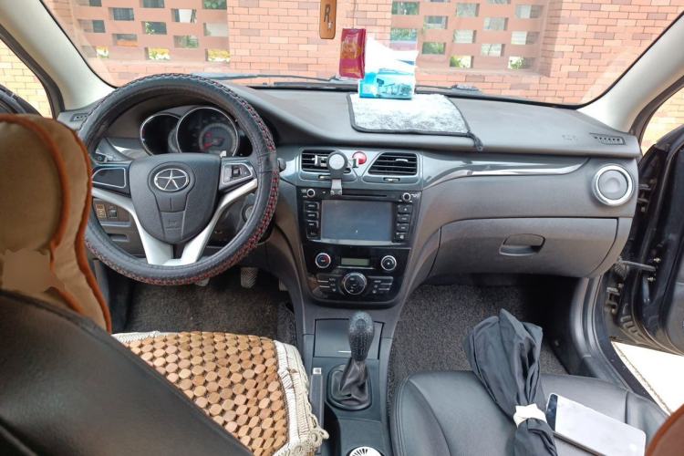 Used JAC Group Heyue 2012 1.5L Manual Luxury Version Center Console