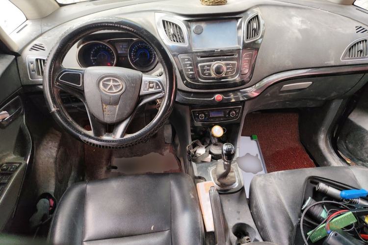 Used JAC Group Heyue 2012 1.5L Manual Luxury Version Center Console