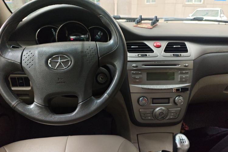 Used JAC Group Heyue 2012 1.5L Manual Luxury Version Center Console