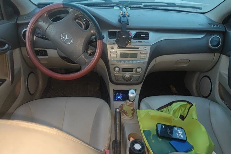 Used JAC Group Heyue 2012 1.5L Manual Luxury Version Center Console