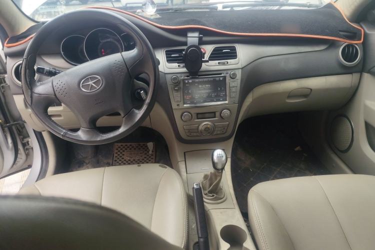Used JAC Group Heyue 2012 1.5L Manual Luxury Version Center Console