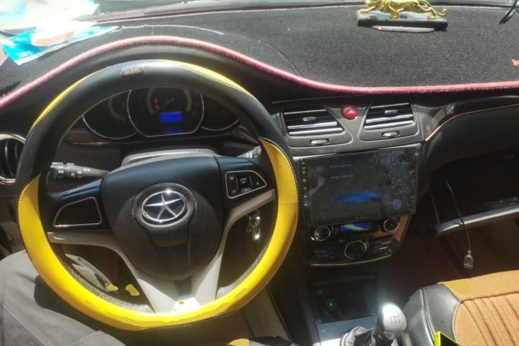 Used JAC Group Heyue 2012 1.5L Manual Zunyi Trim Center Console