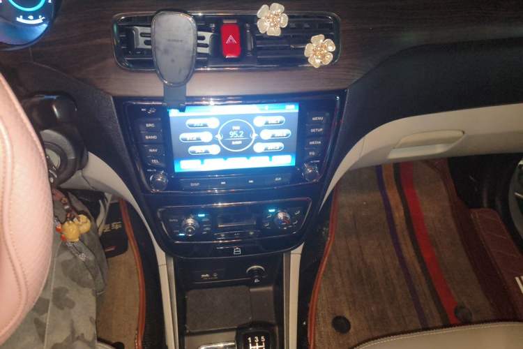 Used JAC Group Heyue 2014 1.5L Manual Luxury Version China IV Standard Audio And AC Panel