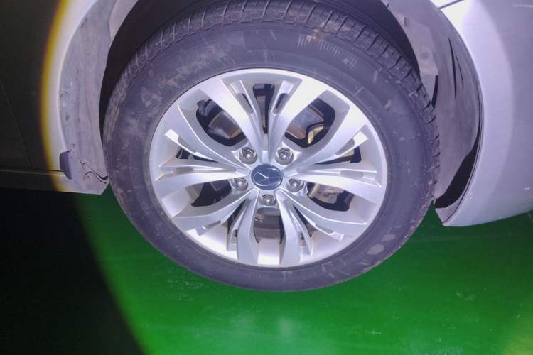Used JAC Group Heyue 2014 1.5L Manual Luxury Version China IV Standard Right Front Wheel Hub