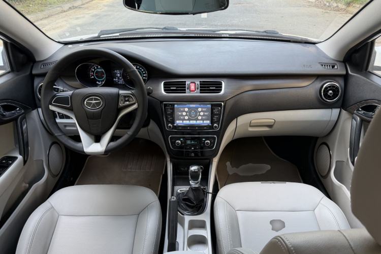 Used JAC Group Heyue 2014 1.5L Manual Luxury Version China IV Standard Center Console