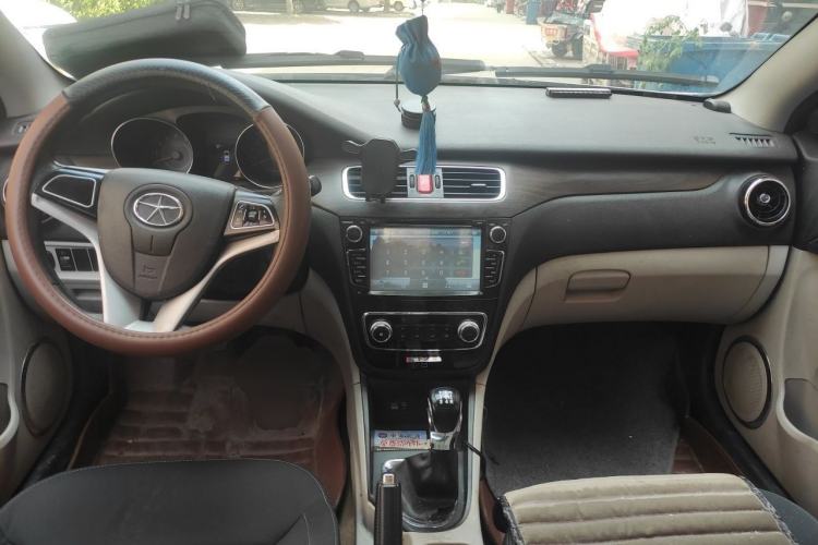Used JAC Group Heyue 2014 1.5L Manual Comfort Model China IV Standard Center Console