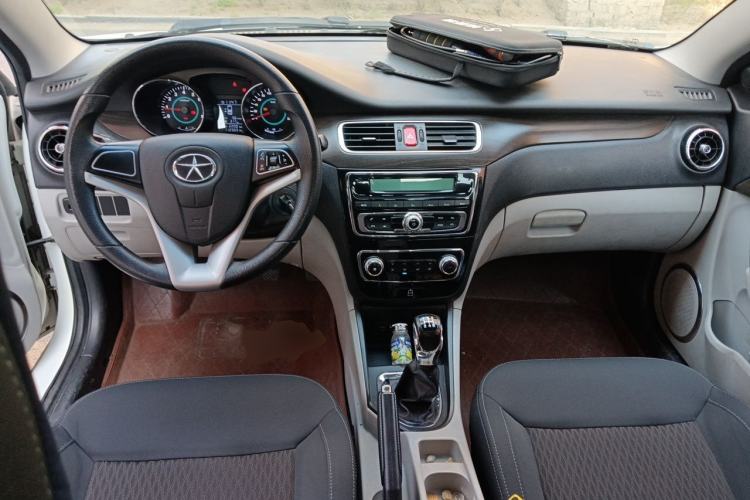 Used JAC Group Heyue 2014 1.5L Manual Comfort Model China IV Standard Center Console