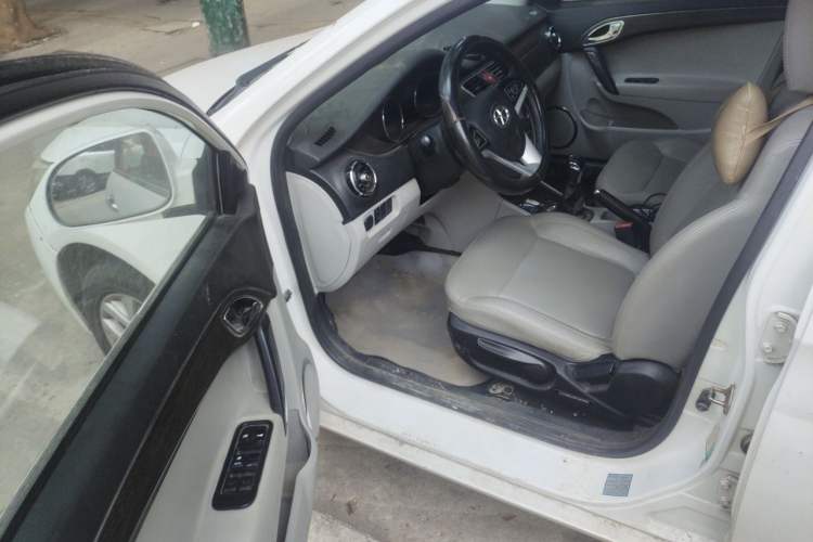 Used JAC Group Heyue 2014 1.5L Manual Luxury Version China IV Standard Driver Seat