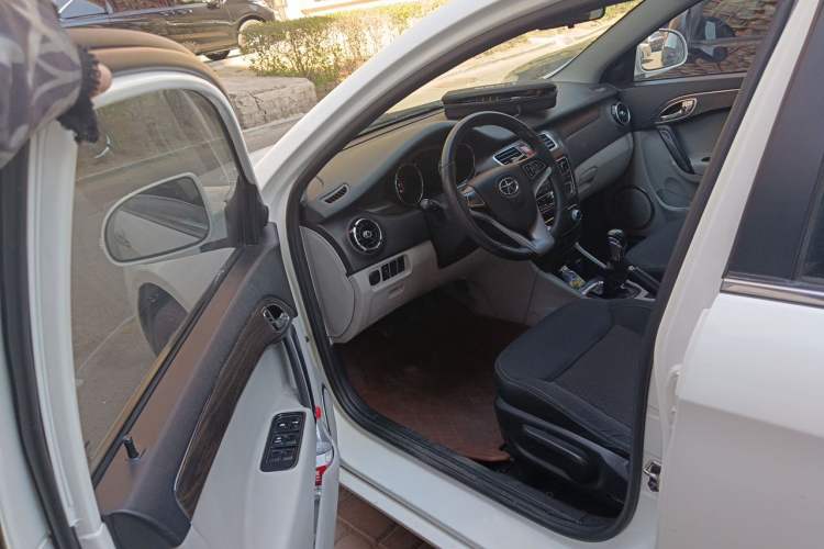 Used JAC Group Heyue 2014 1.5L Manual Comfort Model China IV Standard Driver Seat