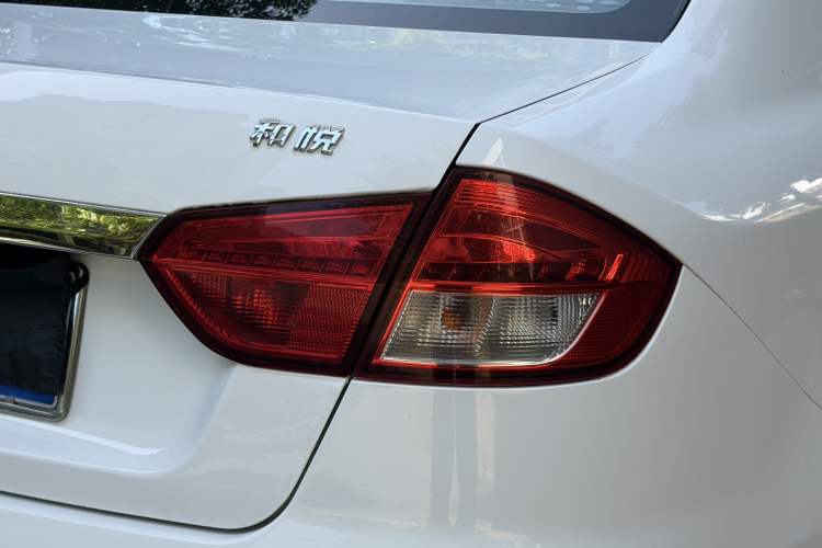 Used JAC Group Heyue 2014 1.5L Manual Luxury Version China IV Standard Exterior 3