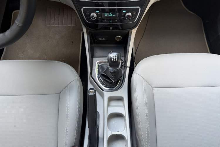 Used JAC Group Heyue 2014 1.5L Manual Luxury Version China IV Standard Gear Lever