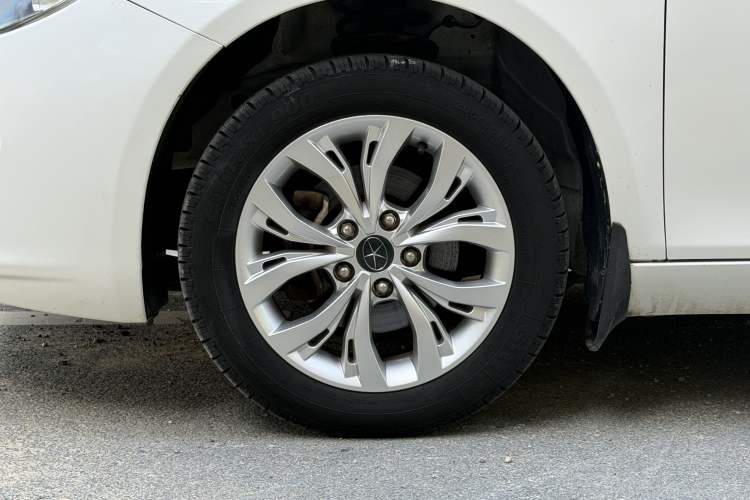 Used JAC Group Heyue 2014 1.5L Manual Luxury Version China IV Standard Left Front Wheel Hub
