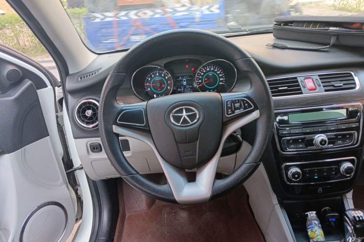 Used JAC Group Heyue 2014 1.5L Manual Comfort Model China IV Standard Steering Wheel