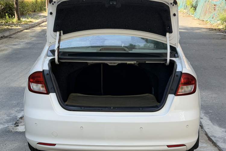 Used JAC Group Heyue 2014 1.5L Manual Luxury Version China IV Standard Trunk