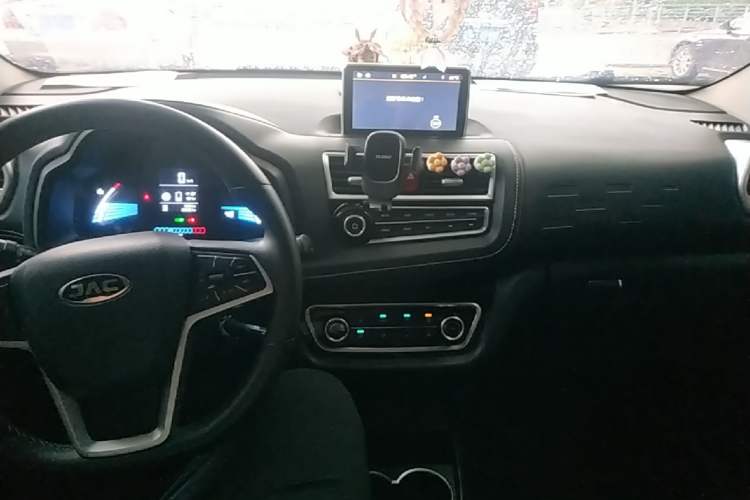 Used JAC Group iEV6E 2019 Upgraded Model iEV6E Luxury Smart Version Center Console
