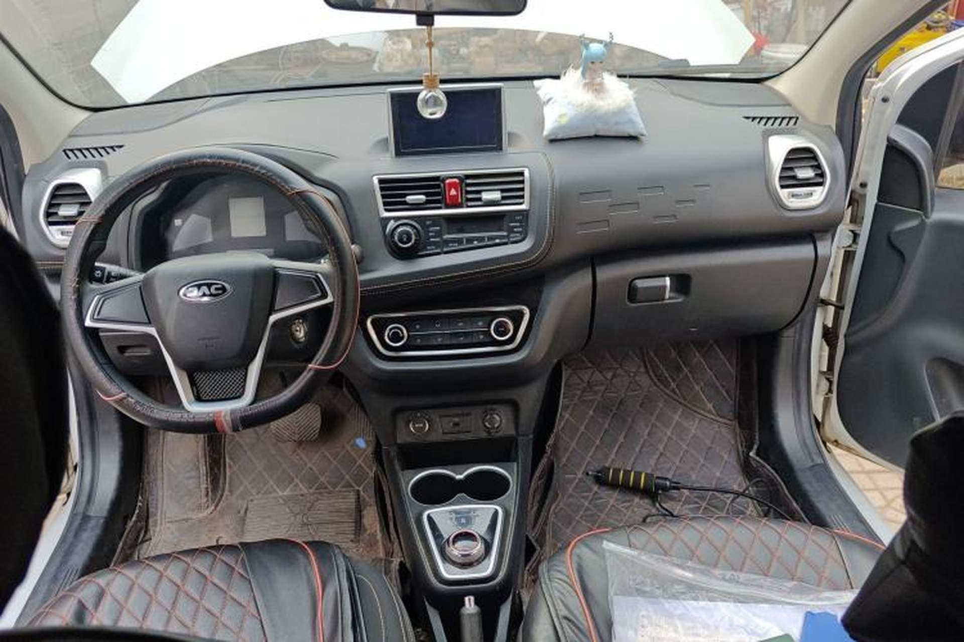 Used JAC Group iEV6E 2019 Upgraded iEV6E Luxury Model Center Console