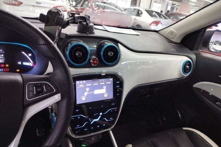Used JAC Group iEV7 2019 iEV7L Luxury Smart Model Center Console