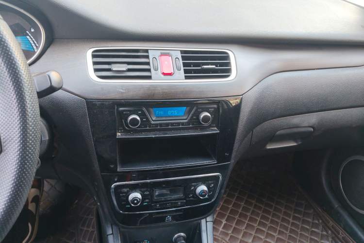 Used JAC Group iEVA50 2018 Luxury Model Audio And AC Panel