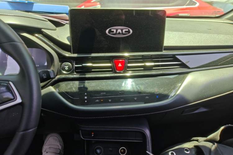 Used JAC Group iEVS4 2019 Revised Version Luxury Smart Edition Audio And AC Panel