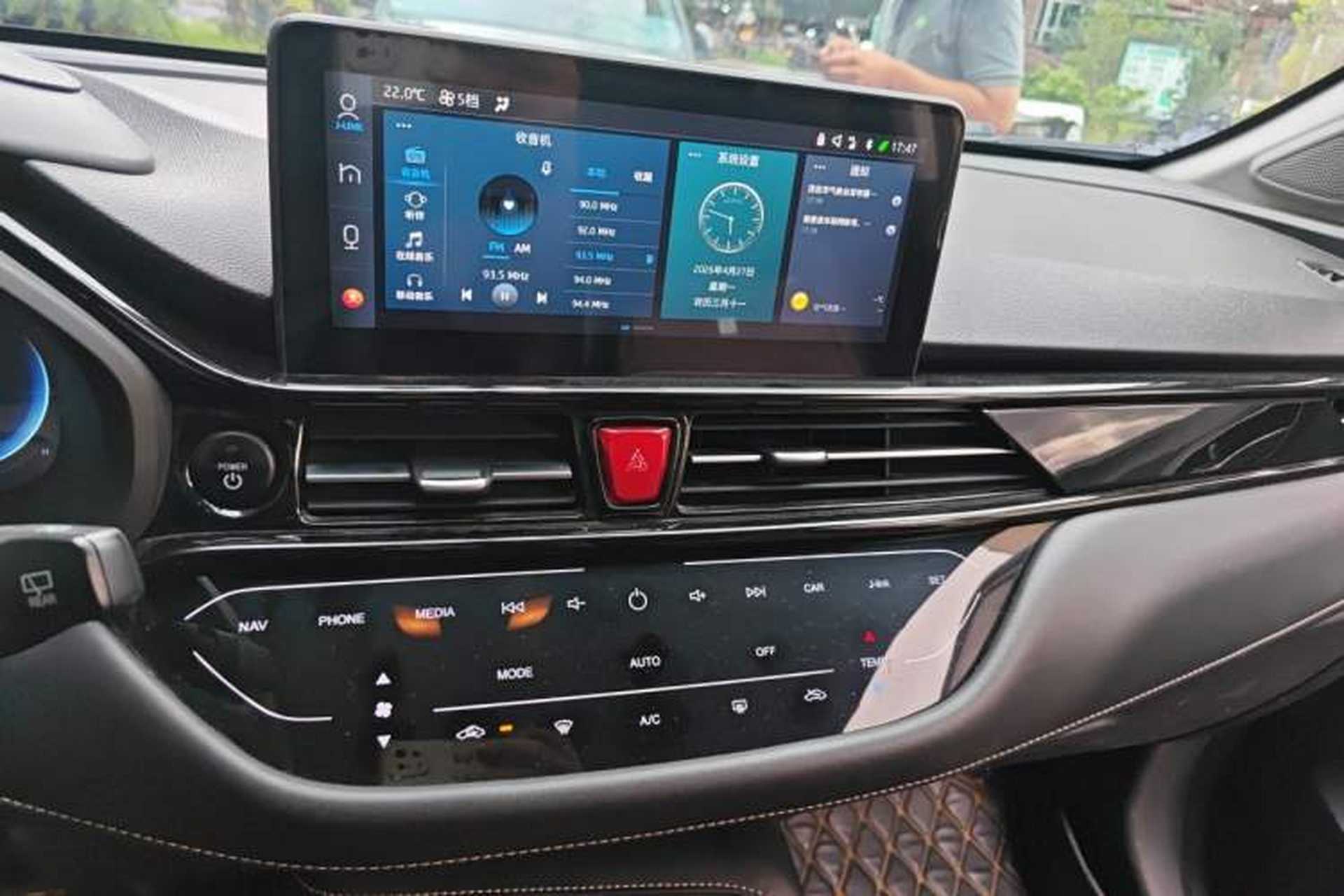 Used JAC Group iEVS4 2019 Revised Version Luxury Smart Edition Audio And AC Panel