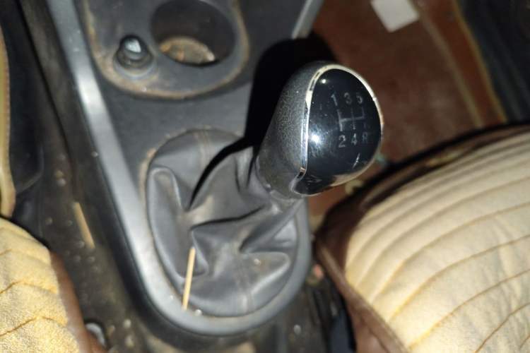 Used JAC Group J3 2012 1.3L Manual Comfort Edition Gear Lever