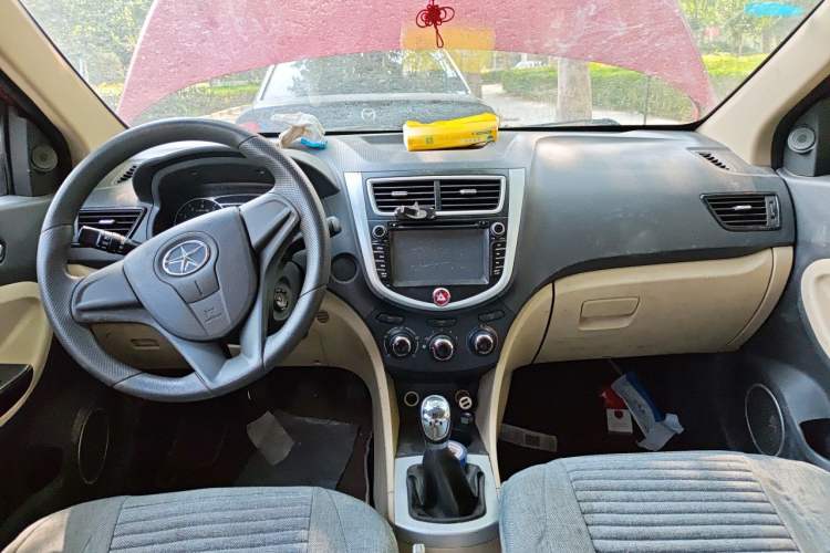 Used JAC Group J6 A30 2013 1.5L Manual Comfort Model China IV Standard Center Console