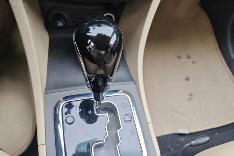 Used JAC Group J6 A30 2013 1.5L CVT Luxury Model China IV Standard Gear Lever