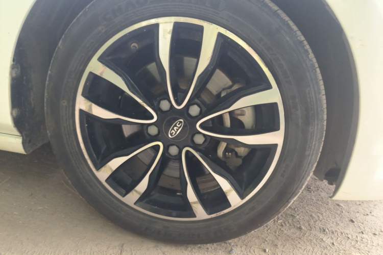 Used JAC Group J7 2020 1.5T CVT Superior Trim Right Front Wheel Hub