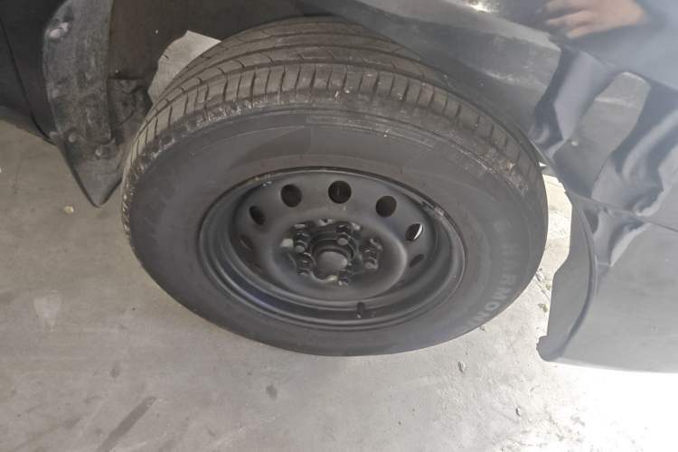 Used JAC Group Refine 2011 2.0L Shuttle Gasoline Comfort Edition HFC4GA3 Right Front Wheel Hub