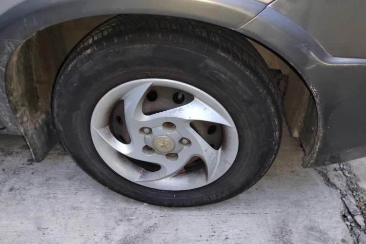 Used JAC Group Refine 2011 2.4L Government Procurement Version Manual Luxury Trim Right Front Wheel Hub