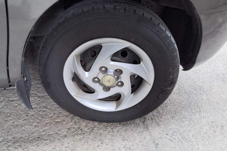Used JAC Group Refine 2011 2.0L Shuttle Gasoline Comfort Edition HFC4GA3 Right Front Wheel Hub
