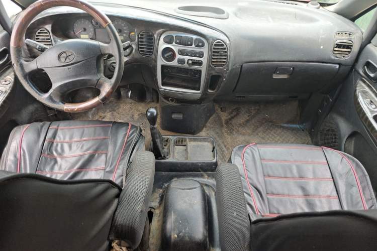 Used JAC Group Refine 2011 2.0L Shuttle Gasoline Comfort Edition HFC4GA3 Center Console