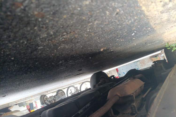 Used JAC Group Refine 2011 2.0L Shuttle Gasoline Standard Edition HFC4GA3 Chassis Front Right