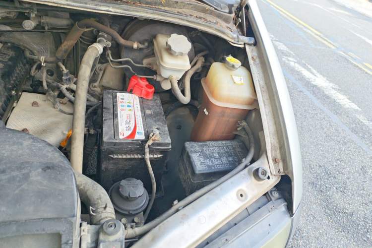 Used JAC Group Refine 2011 2.0L Shuttle Gasoline Comfort Edition HFC4GA3 Engine Bay Left